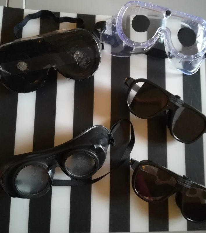 Nella foto alcuni degli occhialini "modificati" per simulare alcuni dei disturbi visivi