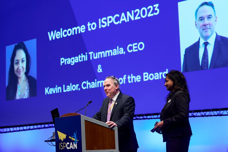 Kevin Lalor, Presidente di ISPCAN, e Pragathi Tummala, CEO di ISPCAN, aprono il Congresso di Edimburgo