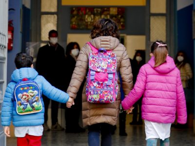 Alunni all'ingresso della scuola elementare 'Vanvitelli' a Napoli rientrati in aula dopo settimane di Didattica a distanza per il Covid-19, 7 aprile 2021.
 ANSA/CIRO FUSCO