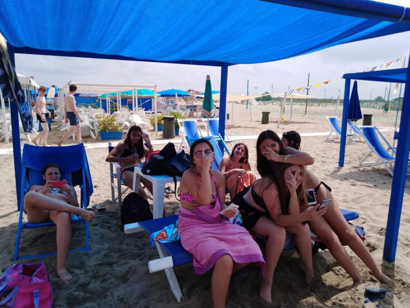 Le ragazze del centro di aggregazione Brancaleone di Piano di Conca (Massarosa) in spiaggia