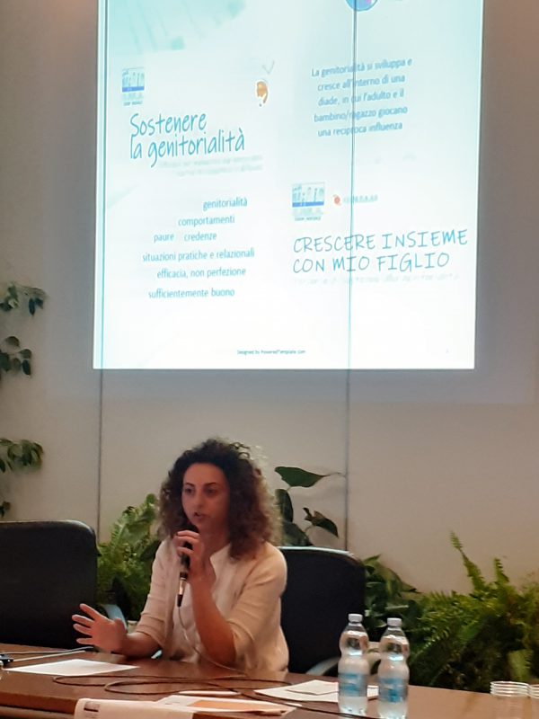 Giovanna Tambasco, psicologa, al seminario "Sostenere la genitorialità", di Crea cooperativa sociale grazie al progetto Manchi solo tu