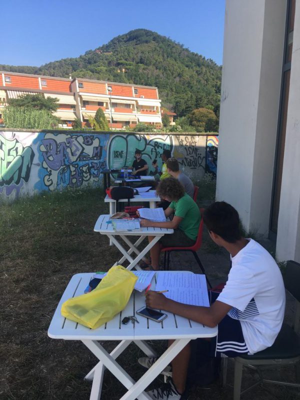 I compiti scolastici al centro estivo del centro Brancaleone di Massarosa